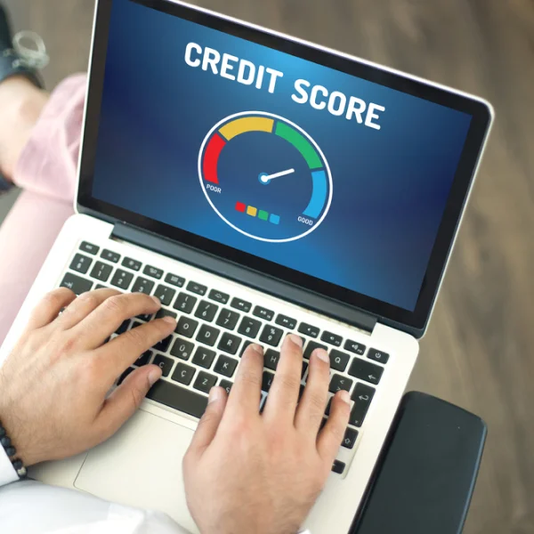 Un ordinateur portable montrant un score de crédit, accompagné de l'inscription "Prêt d'argent sans refus".