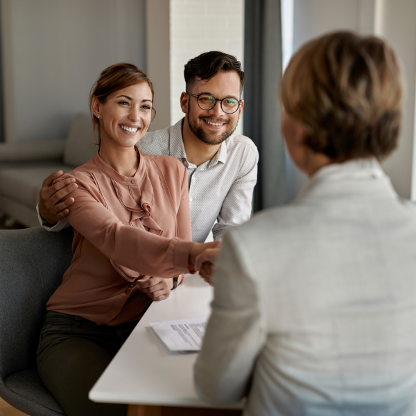 Couple meeting a financial advisor at Prêt Heure, a private lender offering instalment loans
